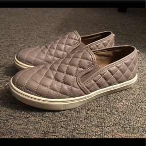 Steve Madden Grey Slip-On Shoe (size 7)
